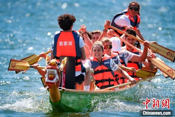 宁城县国际龙舟公开赛在紫蒙湖开幕吸引中外1