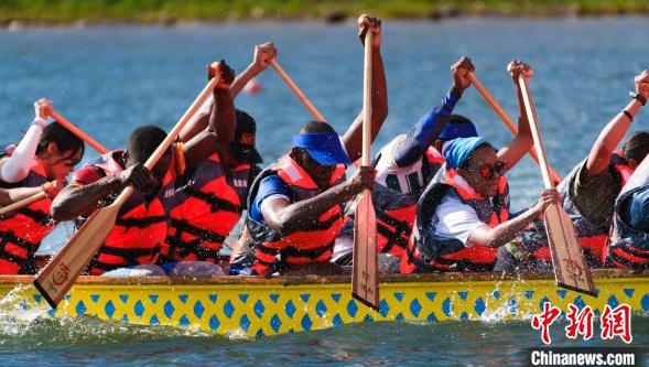 宁城县国际龙舟公开赛在紫蒙湖开幕吸引中外1