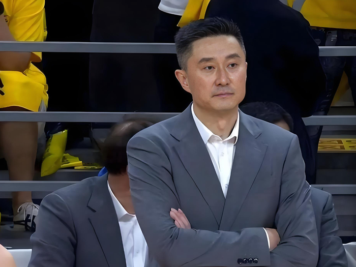 张皓嘉表现低迷引质疑 杜锋坚持使用遭媒体批评