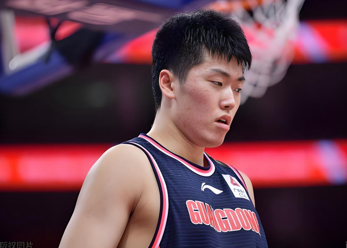 张皓嘉表现低迷引质疑 杜锋坚持使用遭媒体批评