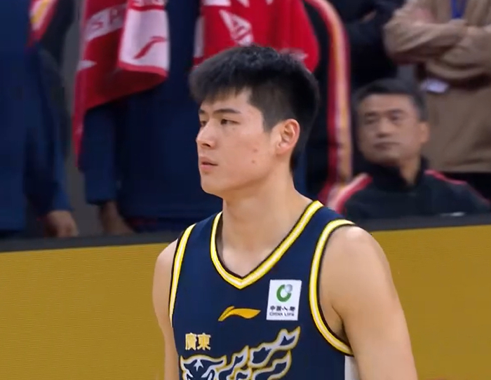 张皓嘉表现低迷引质疑 杜锋坚持使用遭媒体批评