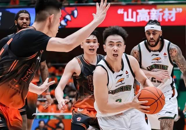 山东男篮G3大胜淘汰辽宁，季后赛首胜引发战术反